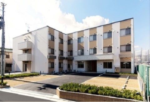 特徴的な外観で、見つけやすい施設建物のすぐそばに設けられた駐車場