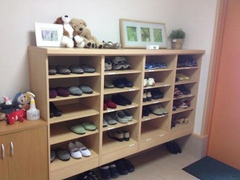 玄関を入ったところに、大きなシューズボックスがある。写真やぬいぐるみが飾られていて、自宅の玄関のような温かさがある。