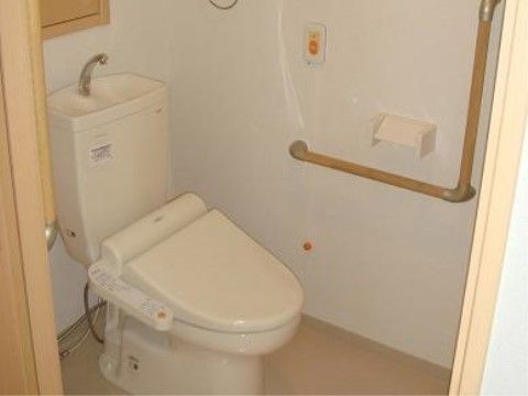 便座周辺には手すりが設置してあり、座ったり立ったりする際に安心である。壁には非常時を知らせるボタンもついており、すぐスタッフが駆けつける。