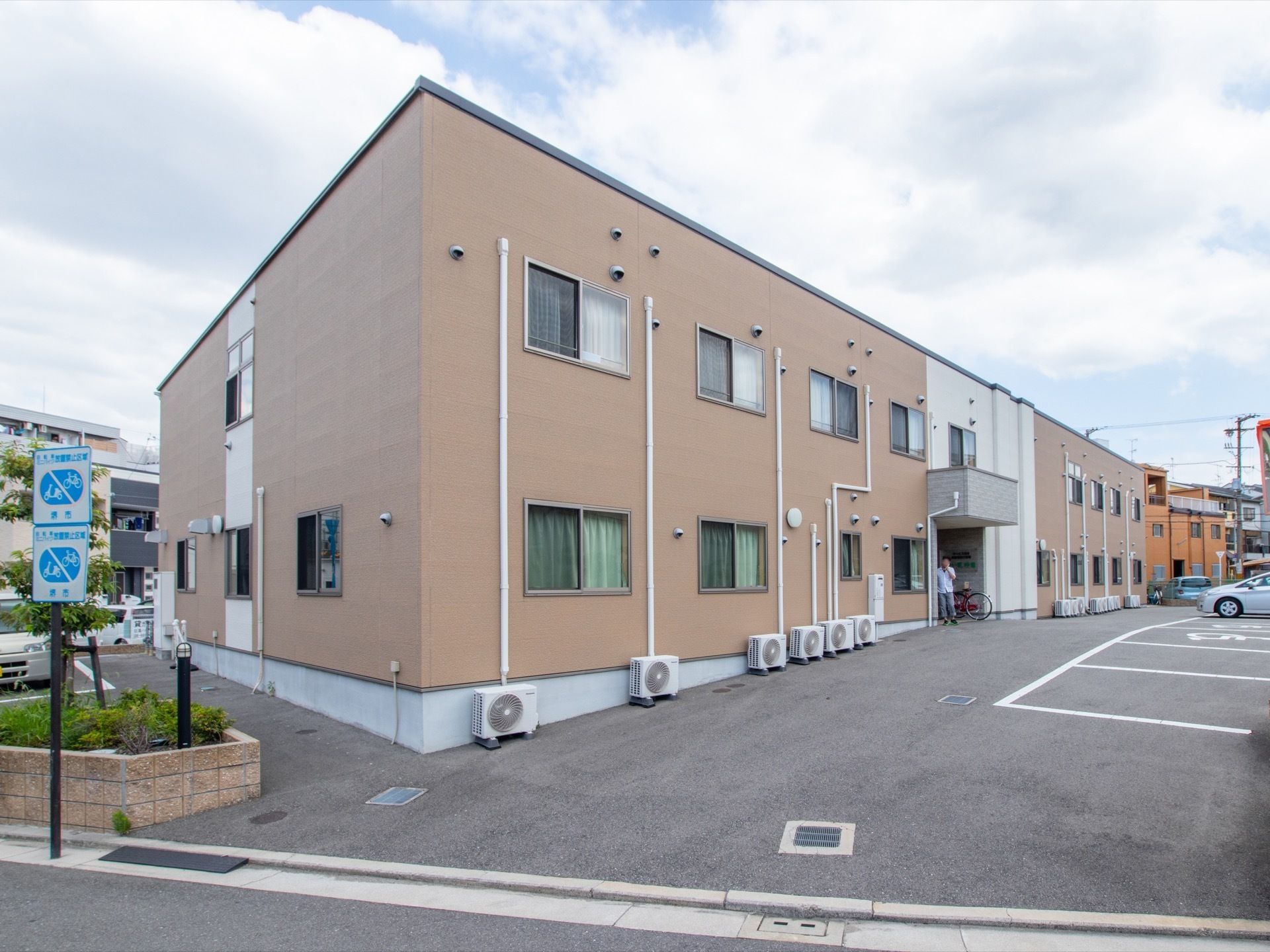 ２階建ての鉄筋コンクリート造りの建物で、施設前は駐車場になっている。駐車場には車椅子マークが書かれたスペースも用意されている。
