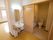 居室の一角に設けられた、広いトイレ洗面スペースである。隅々まで清掃されており、清潔感あふれる空間となっている。