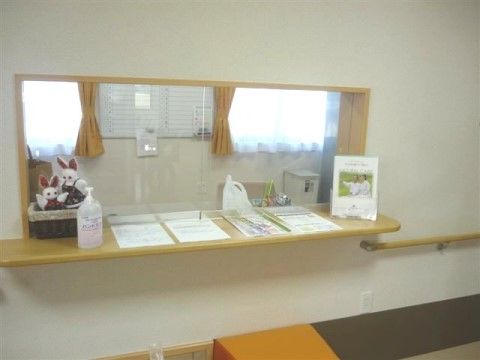 窓口前の台にはウサギのマスコット、アルコール消毒が置かれている。窓口の横まで手すりが取りつけられている。