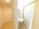 明るい介護施設の廊下と部屋