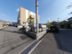 静かな住宅街の通り風景