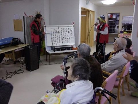 施設への慰問イベントで、演者と一緒に楽しむ入居者の皆さん