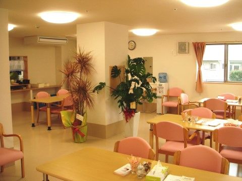 木質系のテーブルにピンク色の座面の椅子で、あたたかい雰囲気のダイニングルーム