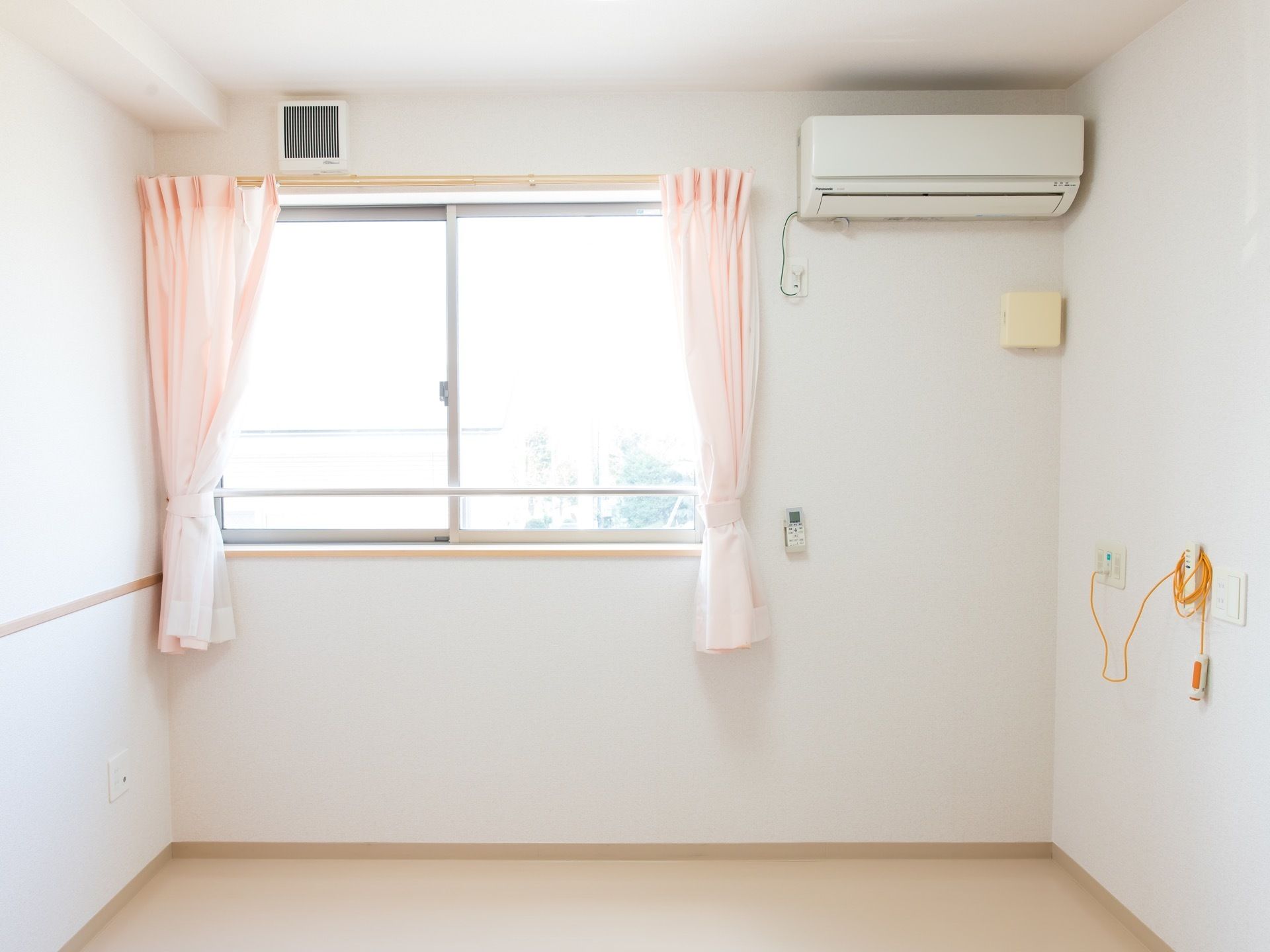 窓には手すりが付いており、外の景観を眺めることができる。空調設備も整っている快適な個室空間となっている。