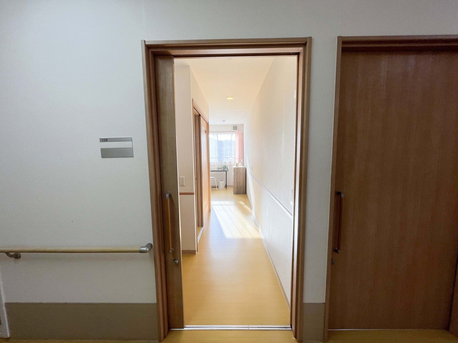 明るい個室の入口