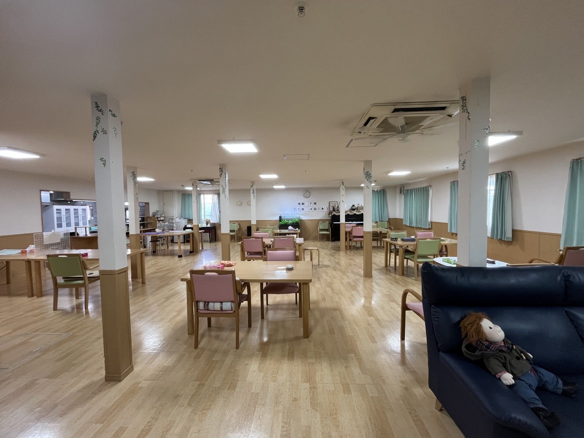 高齢女性の肩に手を置き寄り添う女性ヘルパー