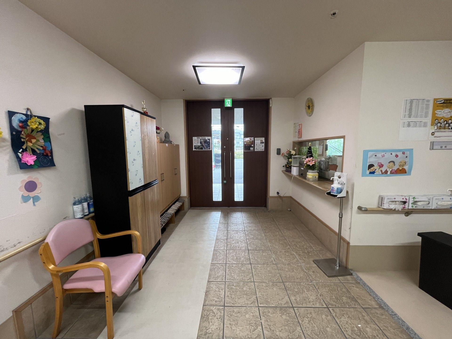 明るい廊下の出入口