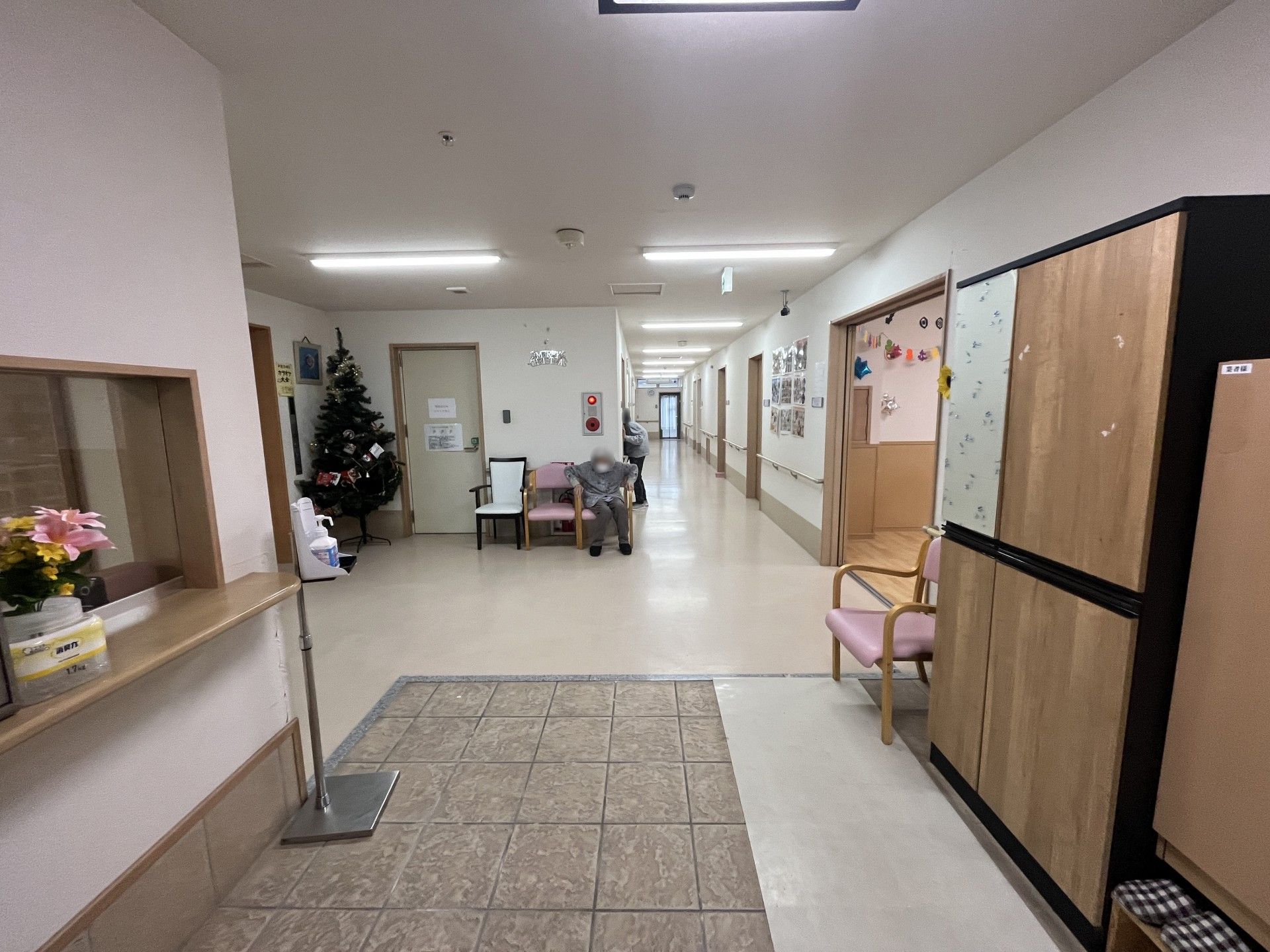 拳を突き出しリハビリをする高齢女性と理学療法士の男性