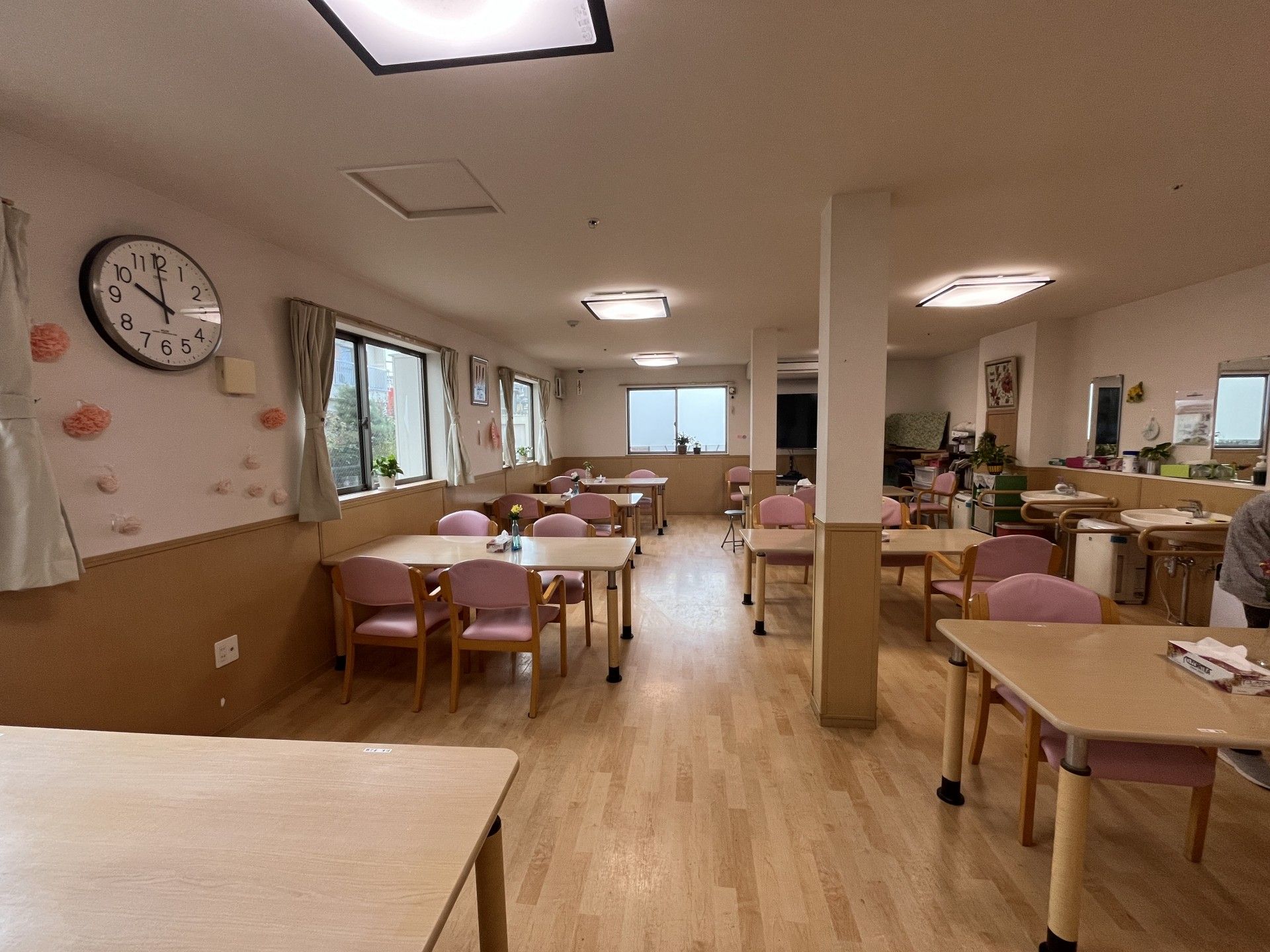 明るい食堂の様子