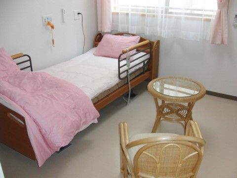 ベッドの他に、入居者様のお好きな家具を置いてある居室