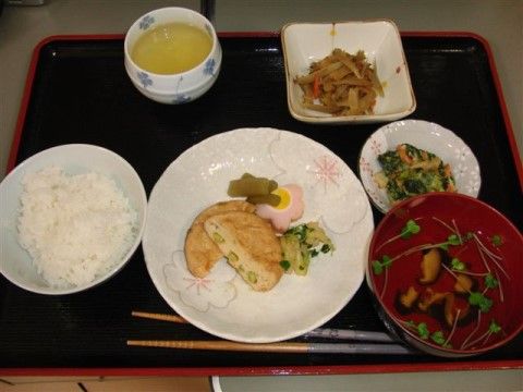 ご飯とお吸い物、陶器の食器に盛り付けされた３品の副食とお茶
