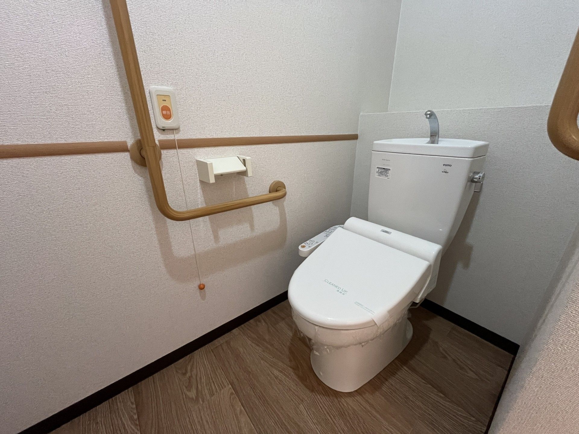 手すり付きのトイレ