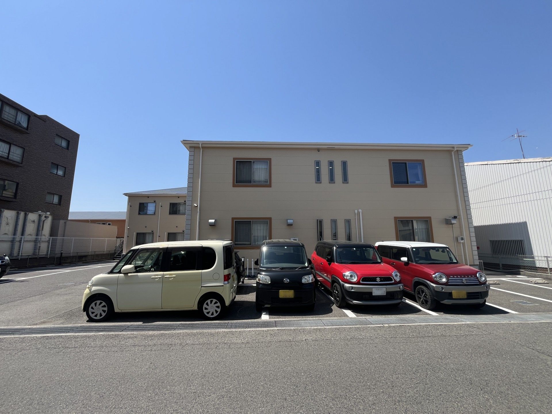 駐車場のある建物外観