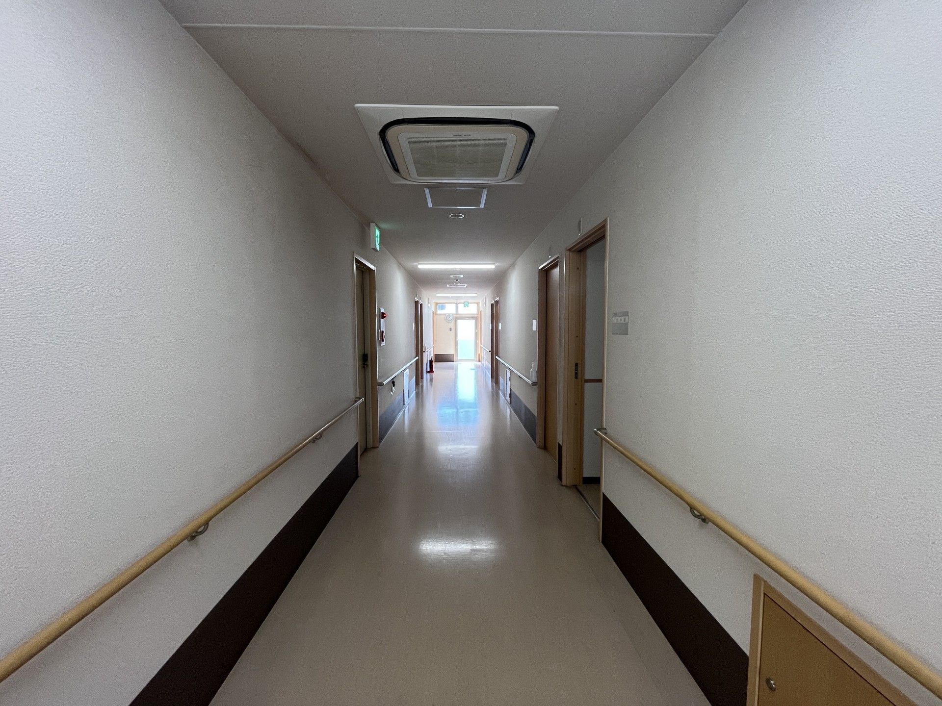 手すり付きの長い廊下