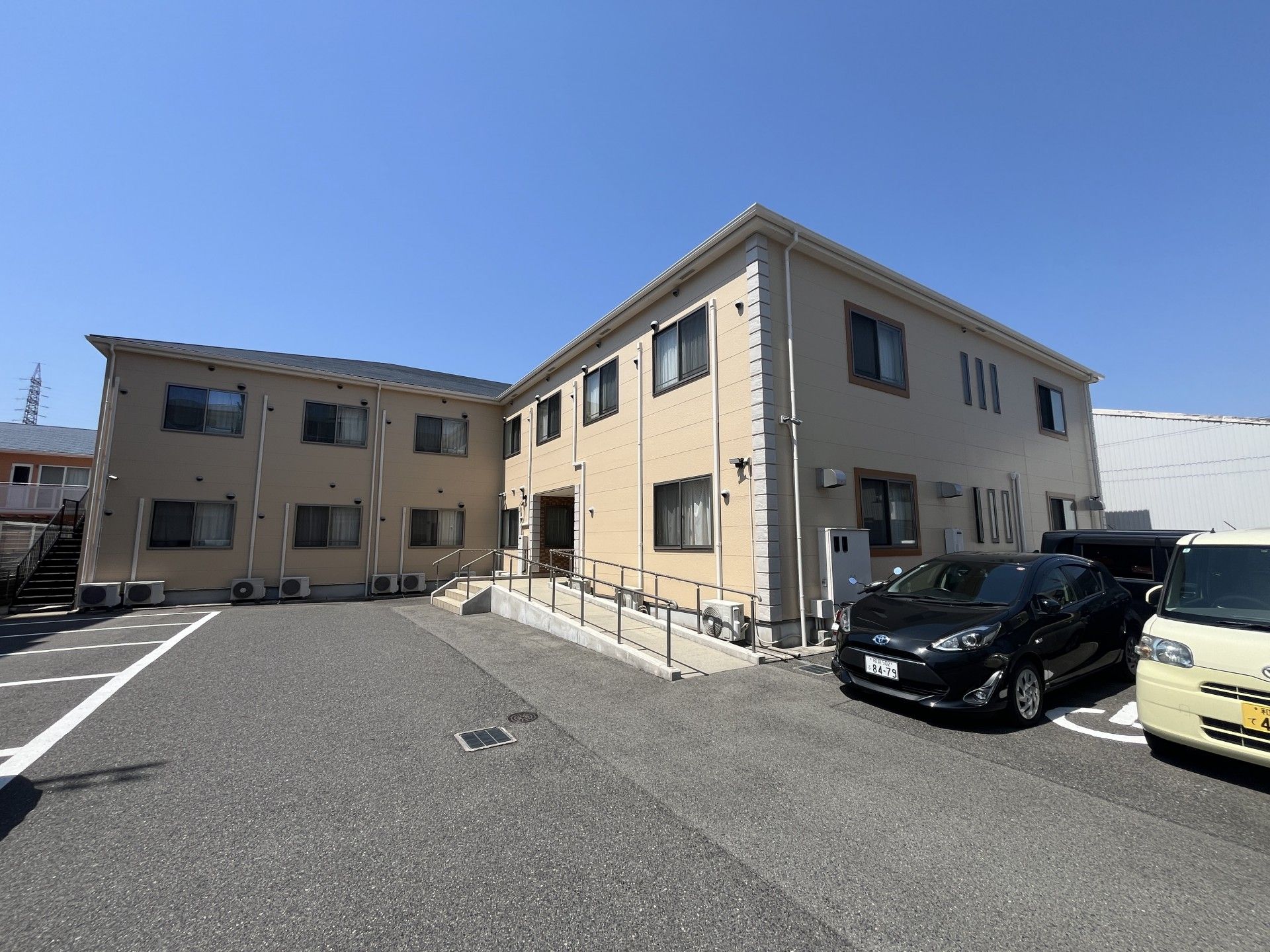 駐車場のある建物外観