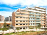 「チャームヒルズ豊中旭ヶ丘」の外観。マンションのような雰囲気の建物。