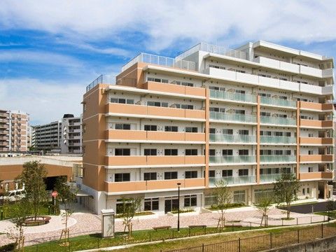 「チャームヒルズ豊中旭ヶ丘」の外観。大型の施設。