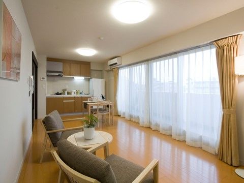 「チャームヒルズ豊中旭ヶ丘」の居室。ご自宅のようにゆったりと過ごせる。