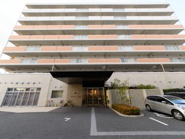 施設の玄関の周りは段差がなく、車椅子をご利用の方も安心して安全に施設内に入ることができる。玄関はガラス張りの自動ドアになっている。