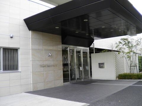 出入り口に大きな屋根の付いた高齢者施設の玄関
