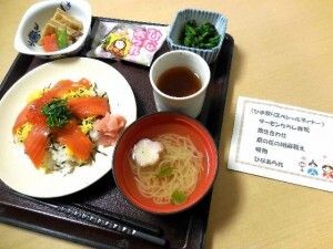 サーモンのちらし寿司とにゅうめん、煮物とほうれん草のおひたし、ひなあられのセット