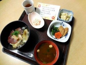 海鮮丼と味噌汁、マカロニサラダや野菜の煮物のセット