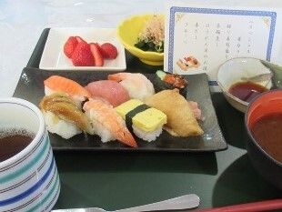 お品書きの付いた握りずしのセット