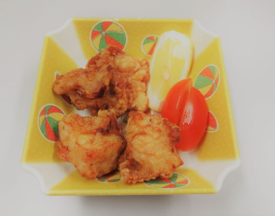レモンやトマトを添えた唐揚げ