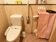 清潔感のあるトイレ設備の内部
