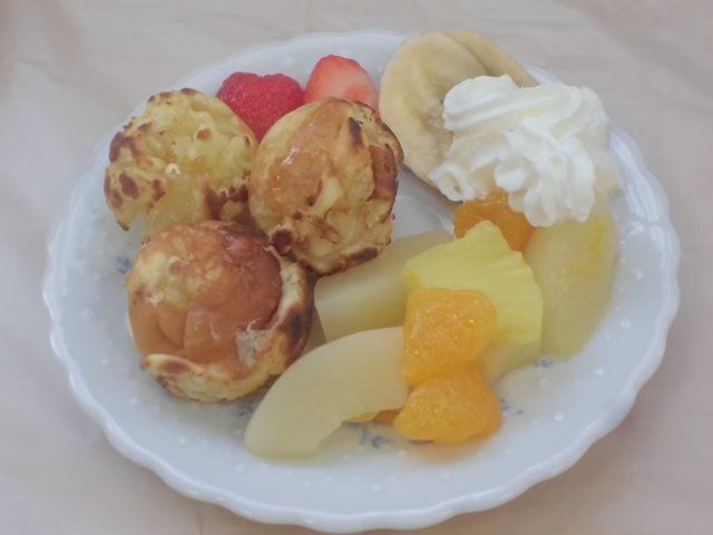 たこ焼きと、カットしたフルーツの盛り合わせ