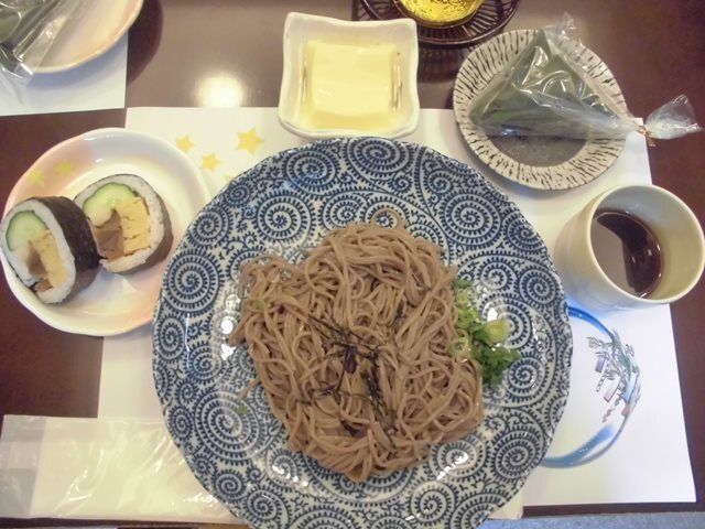 ざるそばと太巻き寿司のセット