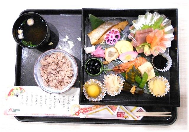 刺身や栗きんとん、海老や焼き魚のおせち料理と赤飯のセット