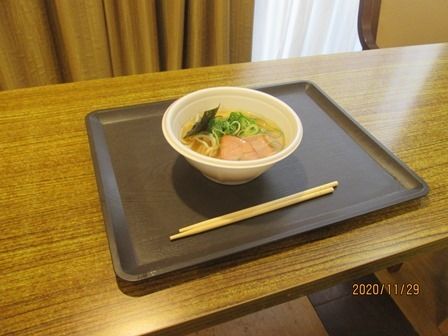 ネギや海苔とチャーシューがのったラーメン
