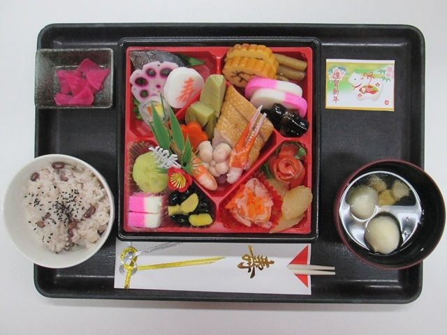 赤飯と吸い物がセットになった一重のおせち料理