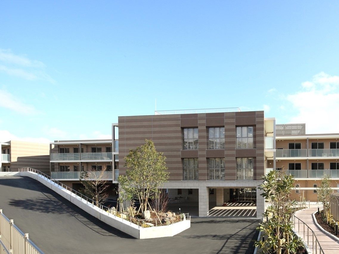 「チャームスイート宝塚売布」外観　アプローチと建物