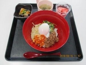 温泉卵がのったビビンバ丼