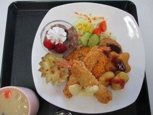 サラダとデザートが付いた海老フライプレート