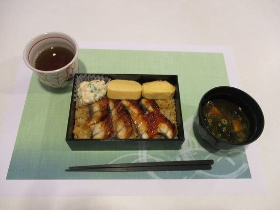 厚焼き玉子が添えられたうな重と汁物のセット