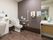 清潔感のあるトイレである。壁紙は黒色と茶色、白色のツートンカラーになっている。要所には手すりが設置してある。