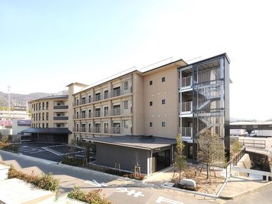 チャーム京都山科の外観。大きなホテルのような外観となっています。斜めに切り立ったルーフが特徴です。