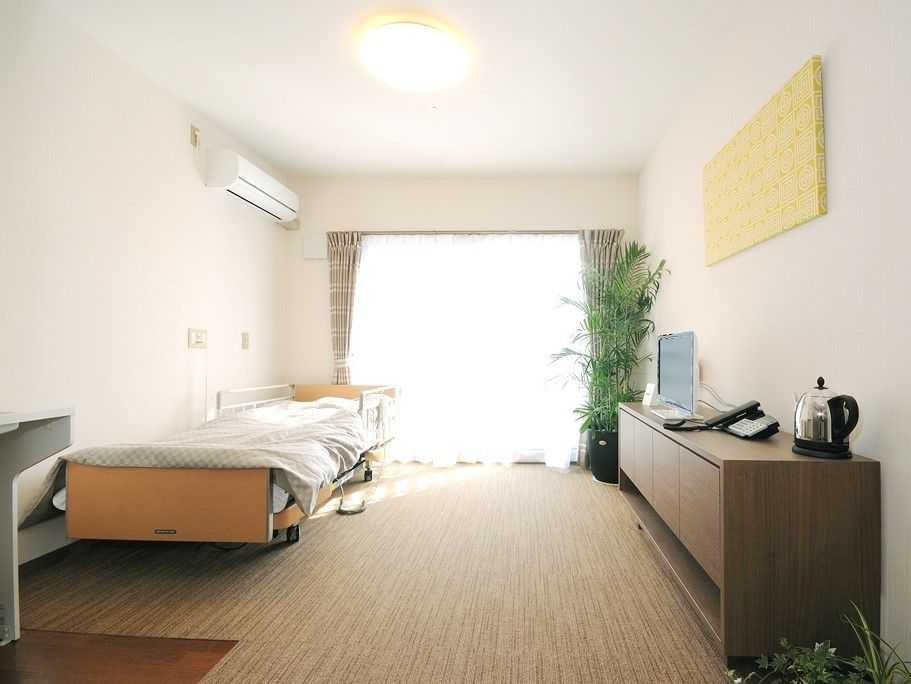 チャーム京都山チャーム京都山科の居室。ご自宅より生活用品・家具を持ち込んでの居室環境をお作りいただけます。
