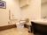 トイレの天井側には木製の収納庫が設置されており、トイレットペーパーなどの用品類を収納することが可能である。