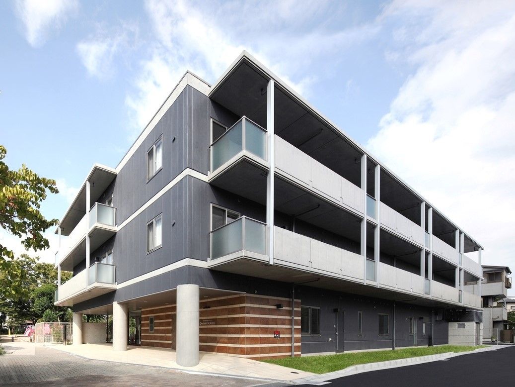 「チャーム尼崎東園田」外観　L字方の建物