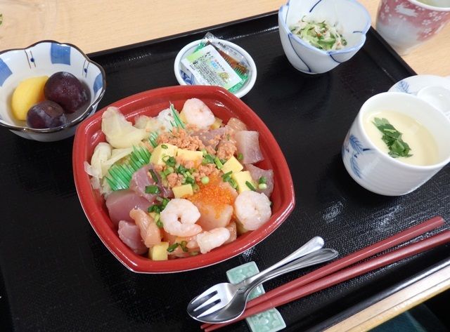 具だくさんの海鮮丼と茶碗蒸しのセット