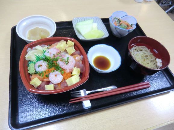 海鮮丼とそうめんのセットにフルーツのデザートが付いたメニュー