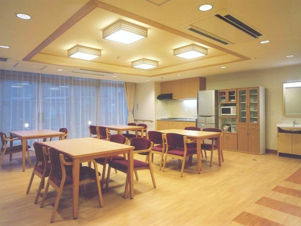 ソラスト守口の食堂兼機能訓練室。日々沢山の方々で賑わう、楽しいお食事風景となっております。毎日を楽しく過ごせます。