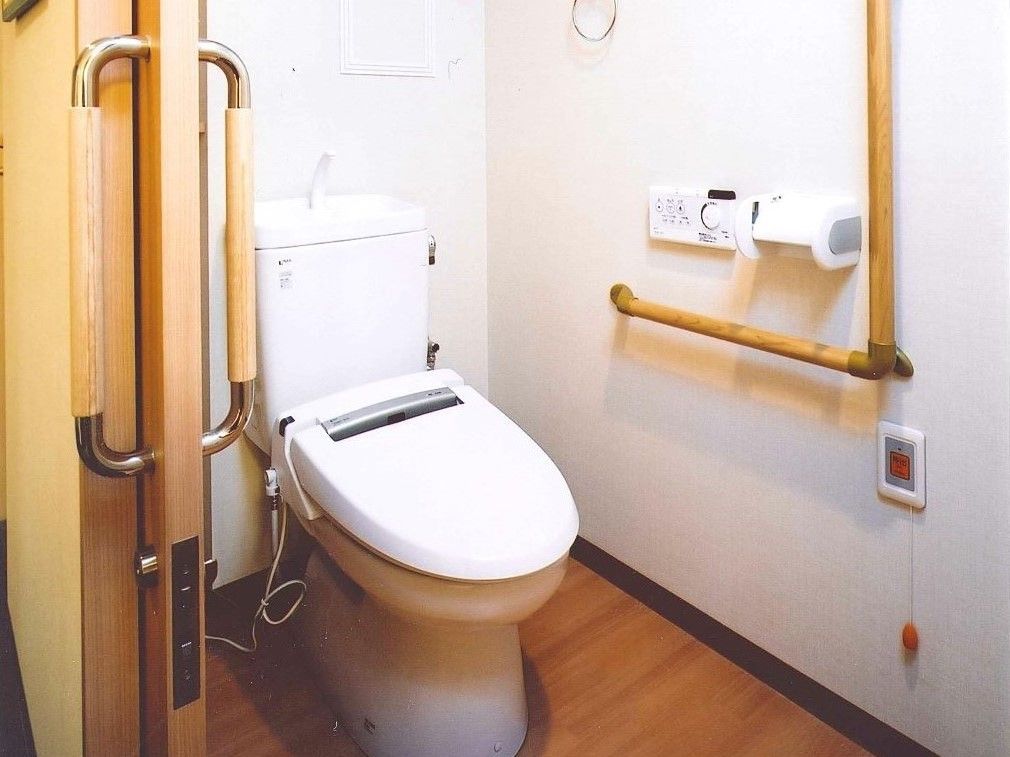 ソラスト守口のトイレ。居室内に設けられた個人専用の手すりの付いたトイレとなっております。